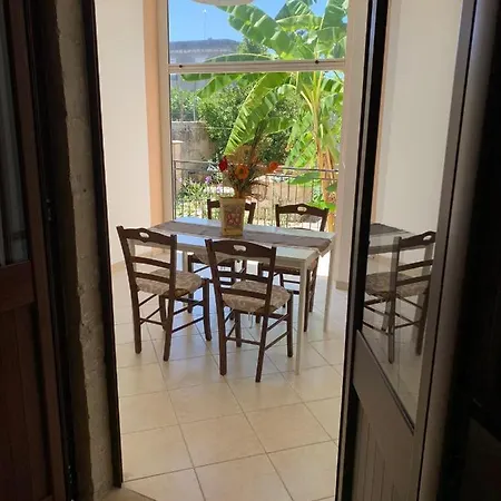 Zoe - Luna Apartment